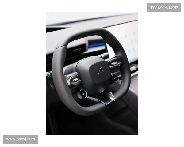 全新小鹏P7更多内饰细节公布：三幅运动方向盘、三轴灵动屏